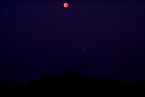 Kuperfarbener Mond mit Mars bei Sierksrade