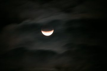Partielle Mondfinsternis hinter Wolkenschleiern
