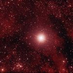Die Umgebung des Sterns Sadr (Gamma Cygni). Der Stern ist etwa 1500 Lichtjahre entfernt. IC1318