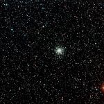 Kugelsternhaufen M56, Sternbild Leier, Entfernung ca. 33000 Lichtjahre, rechts unten Roter Überriese HD180450 Kugelsternhaufen M56